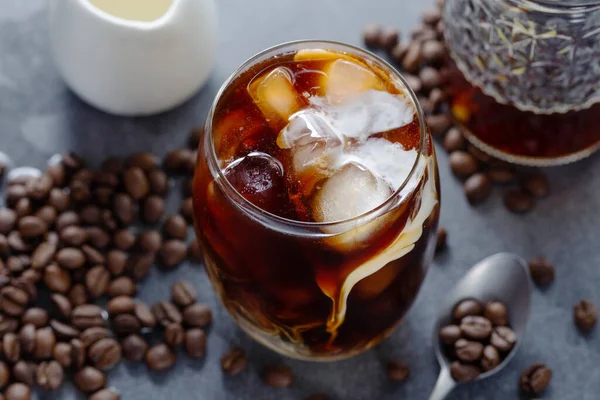 Caffè Freddo Rinfrescante Saporito Con Cubetti Ghiaccio Occhiali Sfondo Lucente — Foto Stock