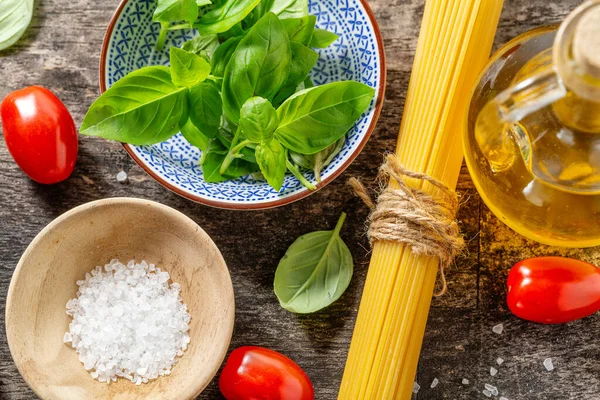 Sabrosos Ingredientes Italianos Frescos Para Cocinar Sobre Fondo Madera Viejo — Foto de Stock