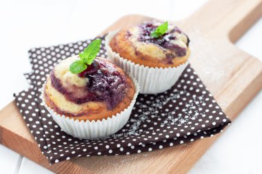 Polka Tekstil ahşap tahta üzerinde üzerinde muffins blueberry ile reçel