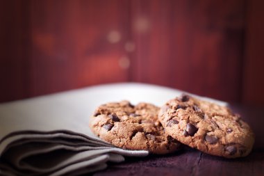 Koyu kırmızı zemin üzerine keten peçete üzerinde çikolata kırıntıları ile tanımlama