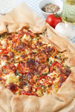 Sebze pasta Domates, soğan, ıspanak ve peynir ile