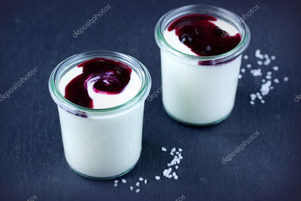 Joghurt mit Marmelade im Glas auf dunkel blauem Hintergrund — Stockfoto ...