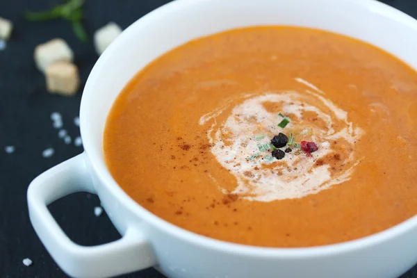Овочевий суп з сушеними помідорами та вершками на темному фоні — стокове фото