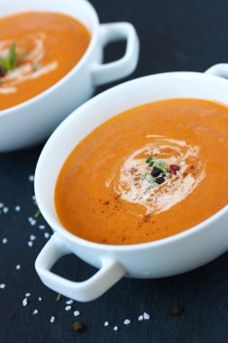 Güneş ile sebze çorbası domates ve krem koyu arka plan üzerinde kurutulmuş