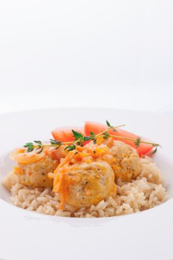 Soğan, domates ve pirinç beyaz arka plan üzerinde köfte