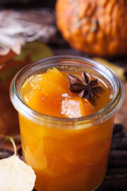 Kabak koyu sonbahar arka plan üzerinde ile reçel