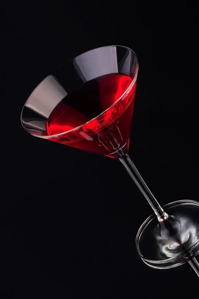 Фруктовый коктейль в хрустальном стекле на темном фоне — стоковое фото