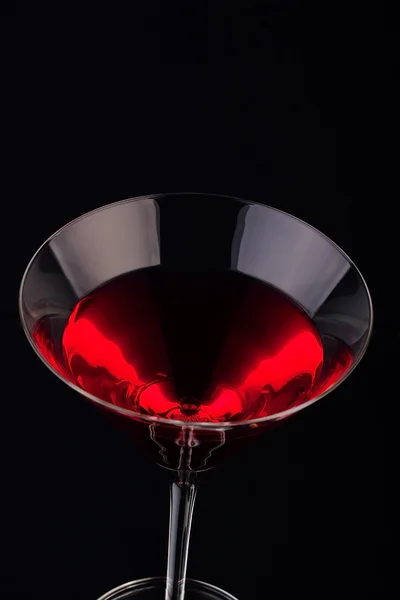 Cóctel de frutas en cristal sobre fondo oscuro — Foto de Stock