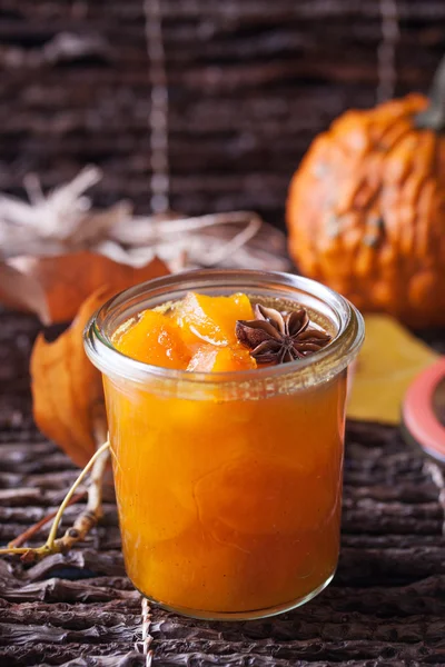 Kabak koyu sonbahar arka plan üzerinde ile reçel