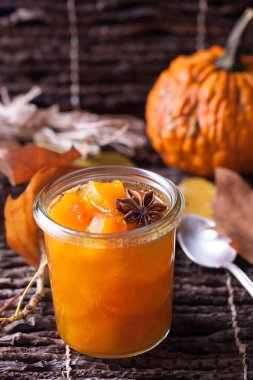 Kabak koyu sonbahar arka plan üzerinde ile reçel