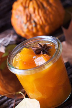 Kabak koyu sonbahar arka plan üzerinde ile reçel