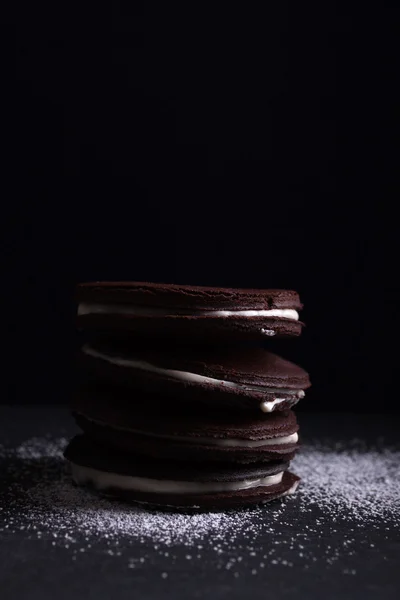 Homemade chocolate cookies with cream on a dark background — Stock Photo, Image