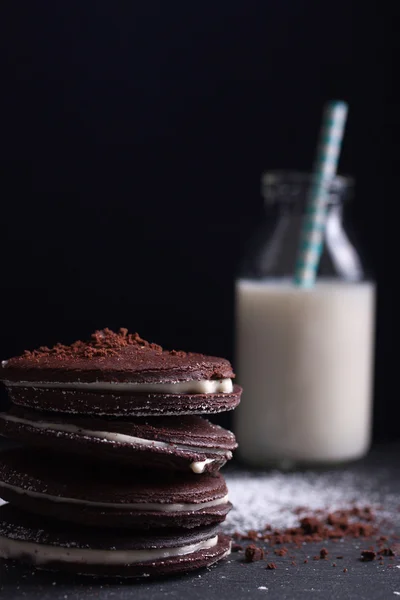 Biscotti al cioccolato fatti in casa con latte su sfondo scuro — Foto Stock