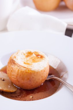 Süzme peynir, karamel ve beyaz arka plan üzerinde beyaz seramik plaka tarçın ile pişmiş elma