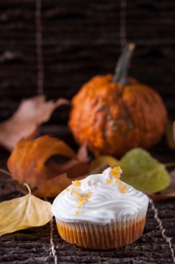 Koyu ahşap zemin üzerine krem şanti ile kabak kek