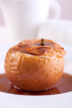 Süzme peynir, karamel ve beyaz arka plan üzerinde beyaz seramik plaka tarçın ile pişmiş elma