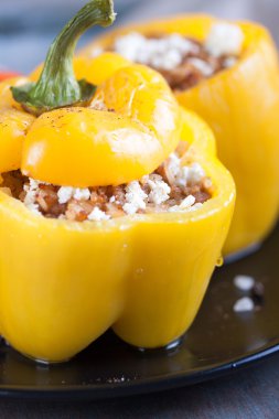 Pirinç, et ve beyaz peynir ile doldurulmuş sarı biber