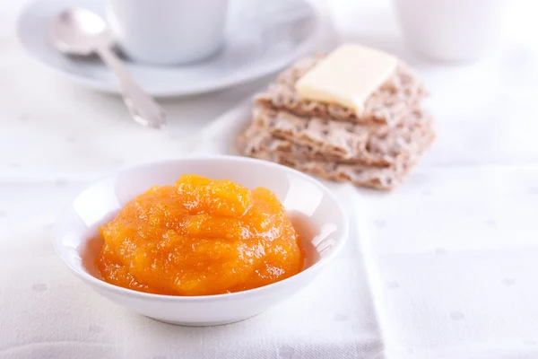 Marmellata di frutta con zucca e su sfondo bianco — Foto Stock