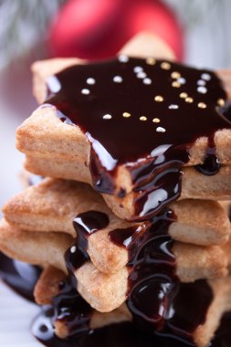 Çikolata şurubu ve şeker topları ile Noel tatlılar