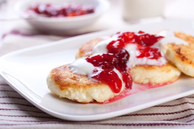 Ekşi krema ve çilek reçeli ile süzme peynirli gözleme