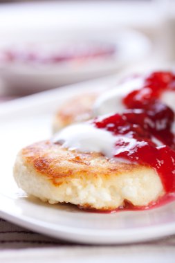 Ekşi krema ve çilek reçeli ile süzme peynirli gözleme