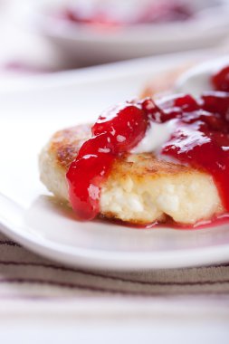 Ekşi krema ve çilek reçeli ile süzme peynirli gözleme