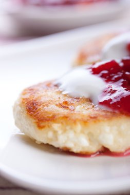 Ekşi krema ve çilek reçeli closeup ile süzme peynirli gözleme