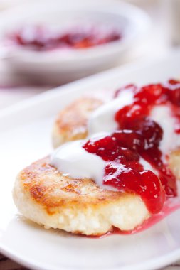 Ekşi krema ve çilek reçeli ile süzme peynirli gözleme