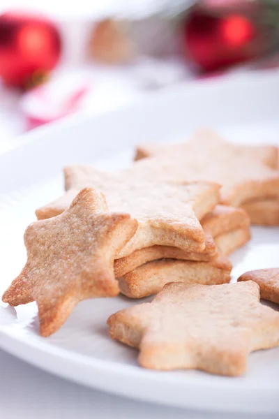 Biscuits de Noël faits maison sur une assiette blanche — Photo