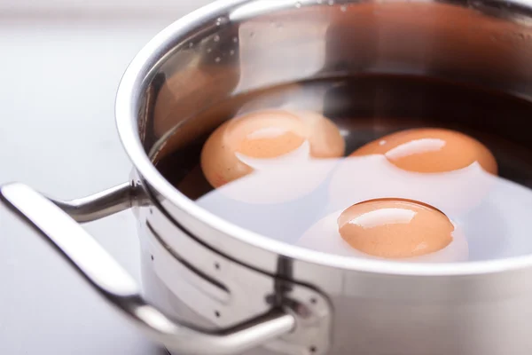 Huevos crudos en una sartén metálica —  Fotos de Stock