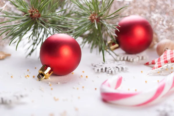 Composition de Noël avec flocons de neige, sapin, bonbons et décoration de Noël — Photo