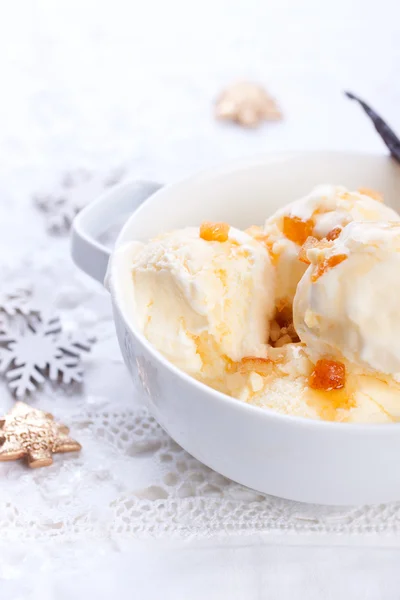 Gelato alla vaniglia con arance candite su sfondo bianco per Natale. Primo piano — Foto Stock