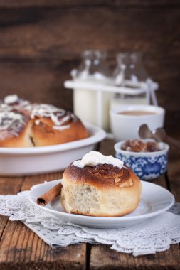 Tarçın ve badem ile ev yapımı sırlı Cinnabon