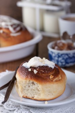 Tarçın ve badem ile ev yapımı sırlı Cinnabon