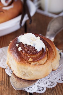 Tarçın ve badem ile ev yapımı sırlı Cinnabon