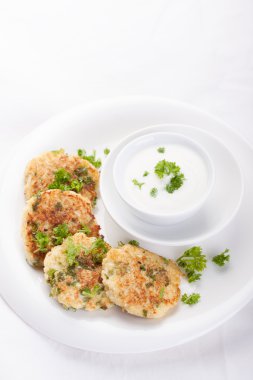 Lahana krep maydanoz ve yoğurt sos ile