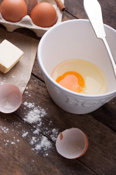 Ingredientes y herramientas listos para hacer un pastel, harina, huevos, mantequilla, rama de canela —  Fotos de Stock