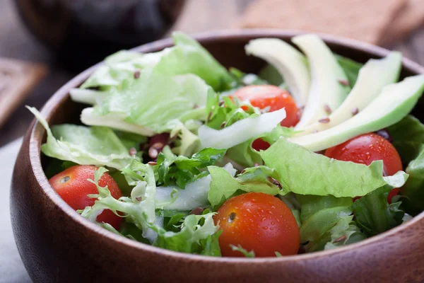 Ensalada con lechuga, tomates, semillas de lino y aguacate —  Fotos de Stock