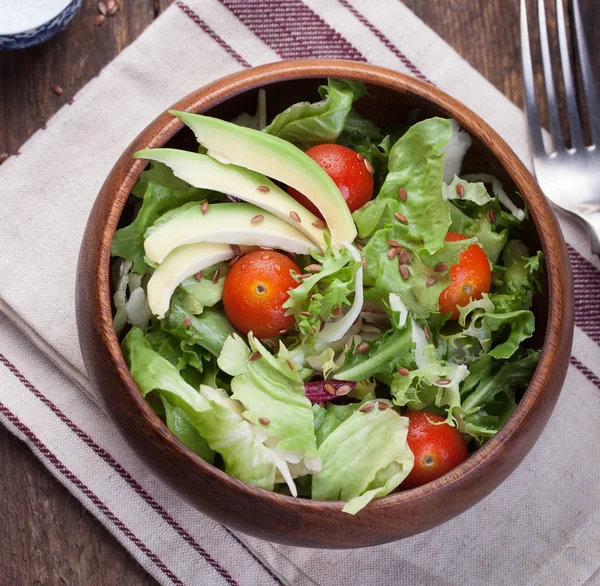 Sallad med sallad, tomater, linfrön och avokado — Stockfoto