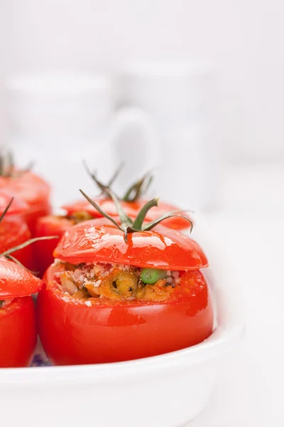 Pomodori ripieni con tonno, parmigiano e fagiolini — Foto Stock