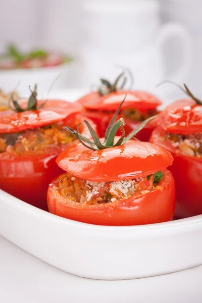 Tomates recheados com atum, parmesão e feijão verde — Fotografia de Stock