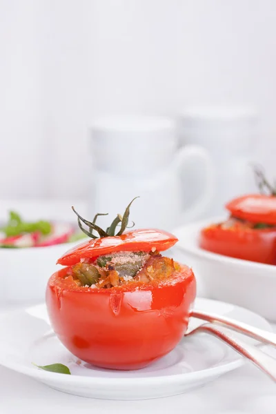 Tomates recheados com atum, parmesão e feijão verde — Fotografia de Stock