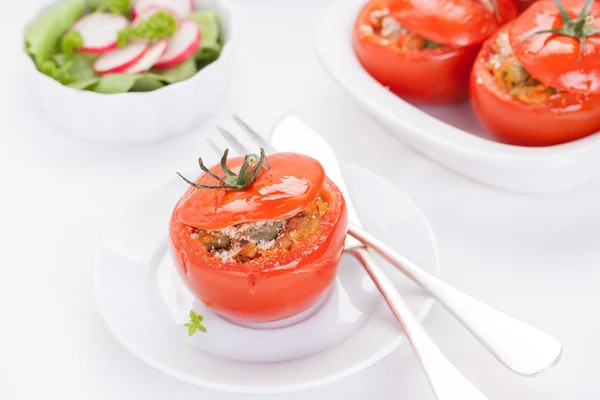 Tomates recheados com atum, parmesão e feijão verde — Fotografia de Stock