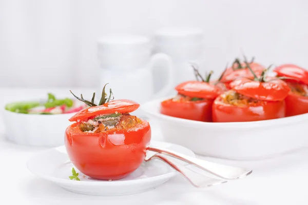 Gevulde tomaten met tonijn, Parmezaanse kaas en groene bonen — Stockfoto