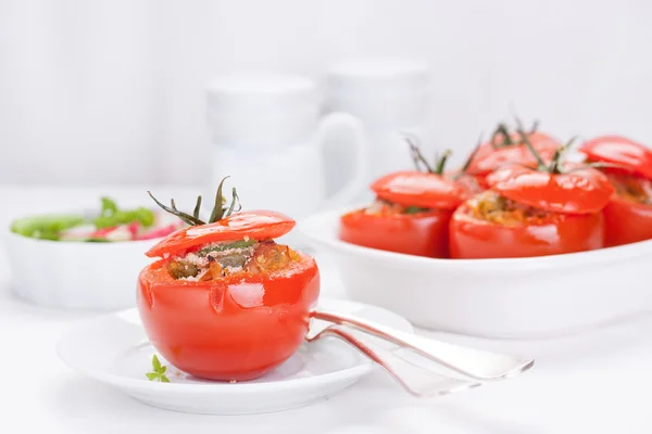 Stuffed tomatoes with tuna, parmesan and green beans — Stock Photo, Image