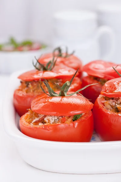 Tomates recheados com atum, parmesão e feijão verde — Fotografia de Stock