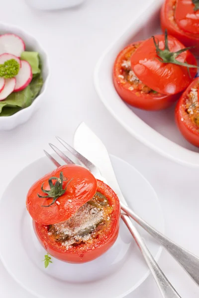 Tomates recheados com atum, parmesão e feijão verde — Fotografia de Stock