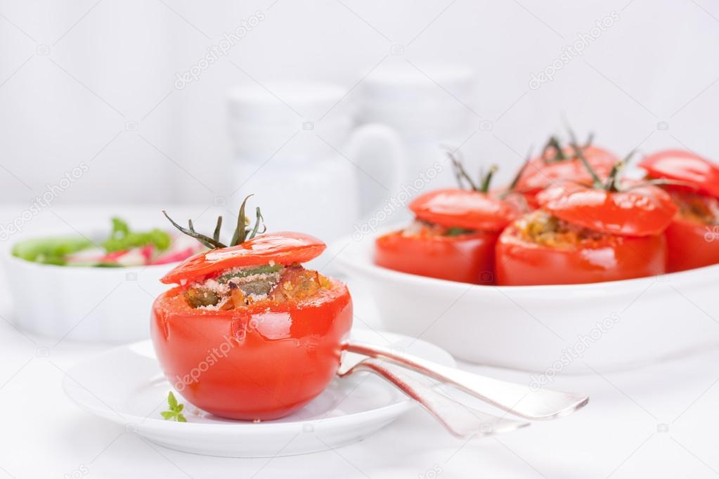 Stuffed tomatoes with tuna, parmesan and green beans