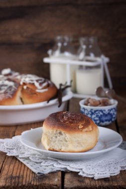 Tarçın ve badem ile ev yapımı sırlı Cinnabon