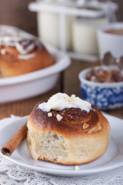 Tarçın ve badem ile ev yapımı sırlı Cinnabon